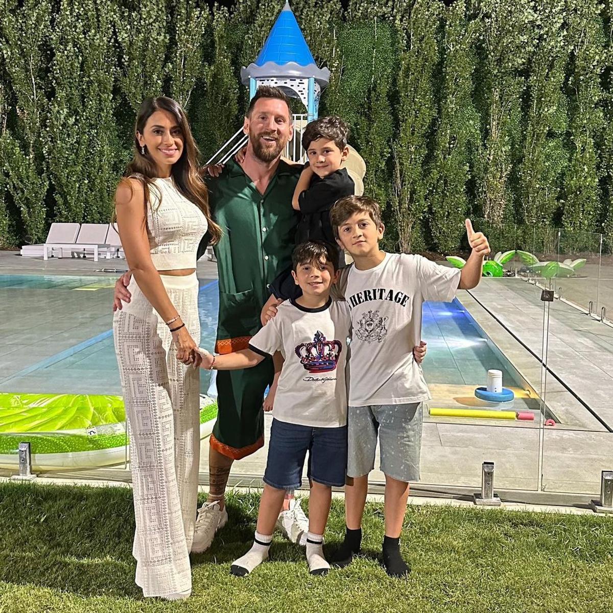 FOTO Cum au petrecut de Revelion: Reghe, sărut pasional cu iubita, vacanțe la Paris și Barcelona pentru „tricolori” + golgeterul Ligii 1, pe plajă în Oman