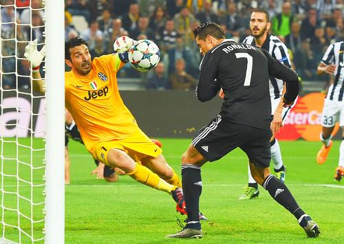 Gianluigi Buffon în duel cu Cristiano Ronaldo, foto: Guliver/gettyimages