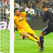 Gianluigi Buffon în duel cu Cristiano Ronaldo, foto: Guliver/gettyimages