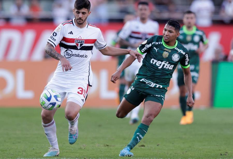 Lucas Beraldo (stânga) a jucat până acum la FC Sao Paulo Foto: Guliver/GettyImages Griji la PSG: brazilianul care urma să fie transferat imediat a aflat la vizita medicală că trebuie să fie operat! » Cine a semnat pe 1 ianuarie la Paris!