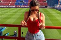 Sara, cea mai sexy profesoară din Anglia, cu ochii pe posibila echipă a lui Drăgușin! A atras toate privirile pe stadion