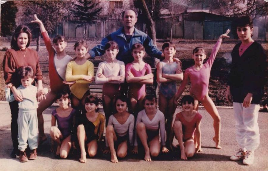 Maria Olaru (în costumul galben) când era copil și abia începuse gimnastica FOTO: Facebook Maria Olaru, interviu cu lacrimi în ochi » Campioana olimpică și-a deschis sufletul pentru cititorii GSP: „Fiul meu mă întreabă de foarte multe ori: «Cum este, mama, să fii fără părinți?»”