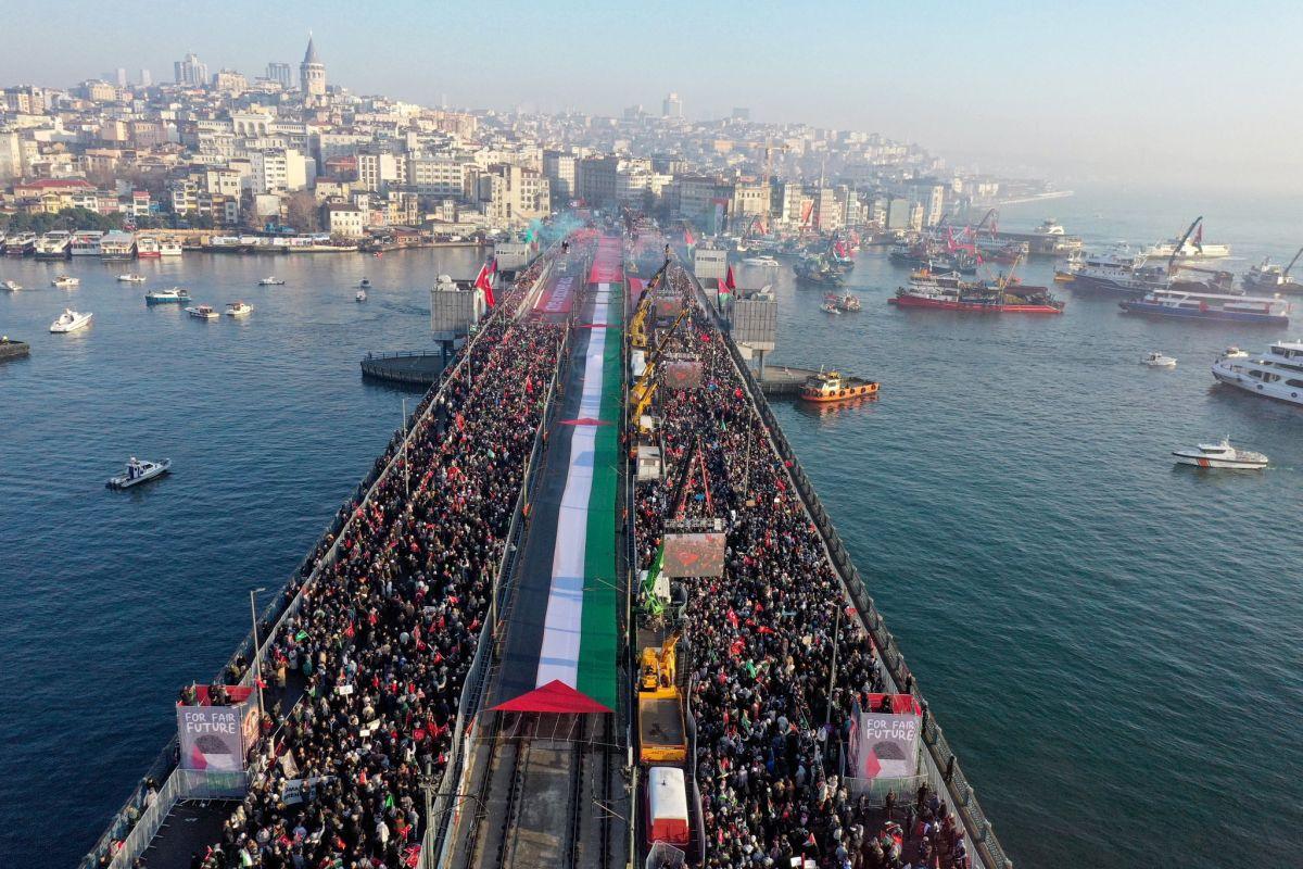 Imaginile începutului de an: peste 400.000 de oameni pe Podul Galata din Istanbul » Manifestația din tribune a coborât pe străzi: „Eliberați Palestina!”