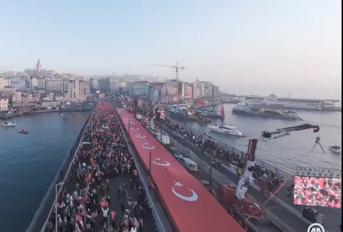 Imaginile începutului de an: peste 400.000 de oameni pe Podul Galata din Istanbul » Manifestația din tribune a coborât pe străzi: „Eliberați Palestina!”