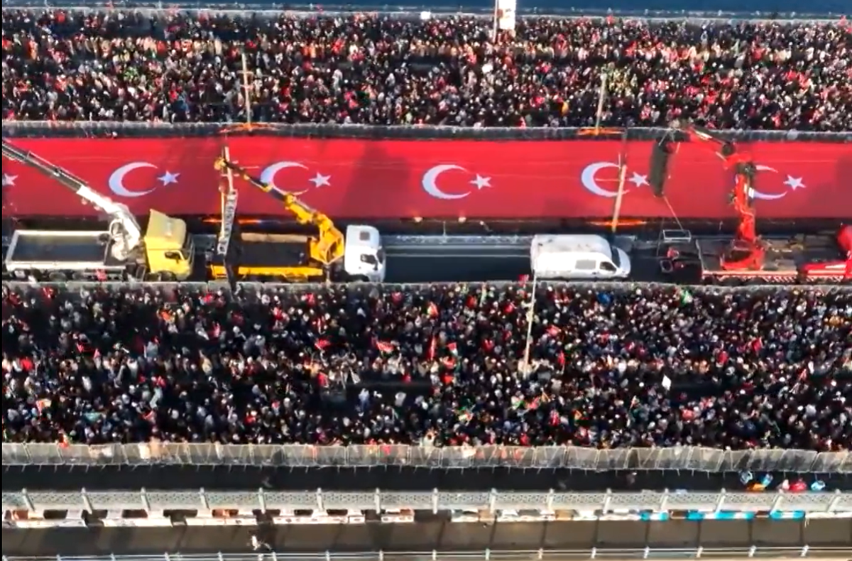 Imaginile începutului de an: peste 400.000 de oameni pe Podul Galata din Istanbul » Manifestația din tribune a coborât pe străzi: „Eliberați Palestina!”
