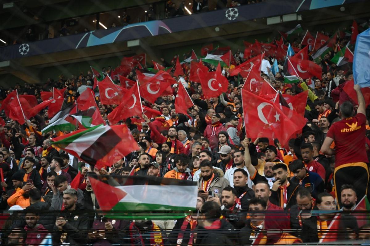 Imaginile începutului de an: peste 400.000 de oameni pe Podul Galata din Istanbul » Manifestația din tribune a coborât pe străzi: „Eliberați Palestina!”