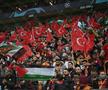 Fanii lui Galatasaray au afișat, la meciul cu Manchester United (3-3) din Europa League, mesaje pro-Gaza / Foto: Gazet Duvar