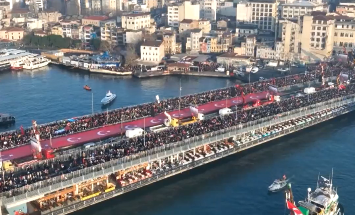 Imaginile începutului de an: peste 400.000 de oameni pe Podul Galata din Istanbul » Manifestația din tribune a coborât pe străzi: „Eliberați Palestina!”