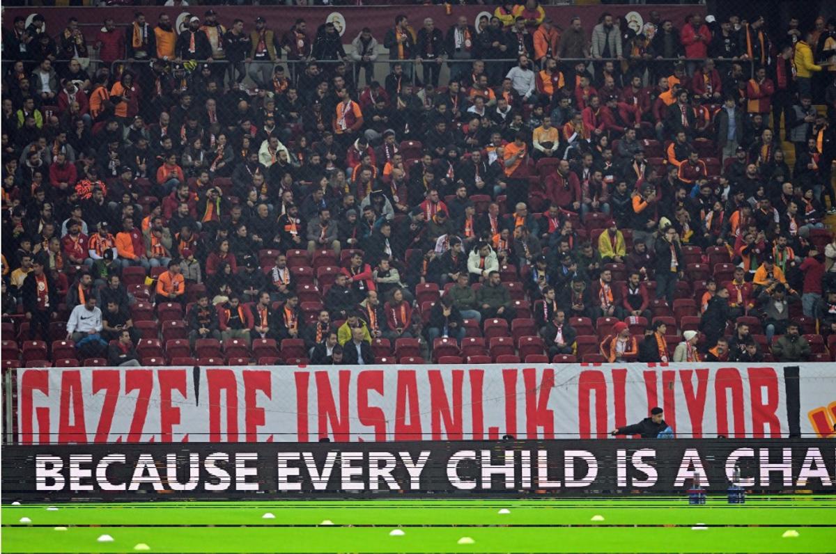 Imaginile începutului de an: peste 400.000 de oameni pe Podul Galata din Istanbul » Manifestația din tribune a coborât pe străzi: „Eliberați Palestina!”