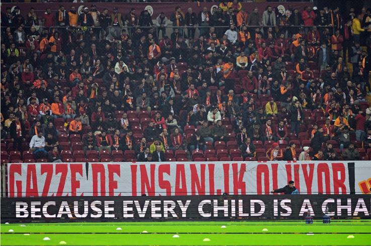 Fanii lui Galatasaray au afișat, la meciul cu Manchester United (3-3) din Europa League, mesaje pro-Gaza / Foto: Gazet Duvar