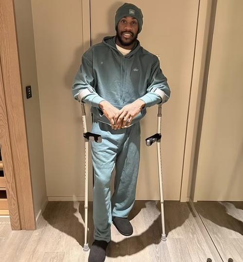 Michail Antonio este optimist la ieșirea din spitalul londonez unde a stat internat de pe 7 decembrie / Foto: X