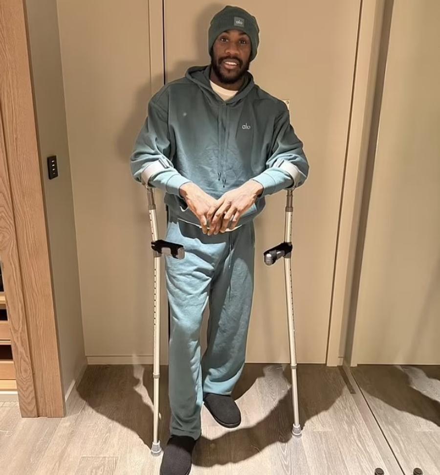 Michail Antonio este optimist la ieșirea din spitalul londonez unde a stat internat de pe 7 decembrie / Foto: X „Am fost aproape de moarte. A fost de 10 ori mai rău în realitate” » Starul din Premier League, dezvăluiri emoționante după ce a scăpat miraculos