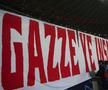 Fanii lui Galatasaray au afișat, la meciul cu Manchester United (3-3) din Europa League, mesaje pro-Gaza / Foto: Gazet Duvar
