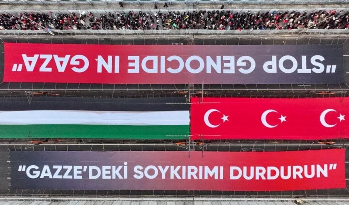 Imaginile începutului de an: peste 400.000 de oameni pe Podul Galata din Istanbul » Manifestația din tribune a coborât pe străzi: „Eliberați Palestina!”