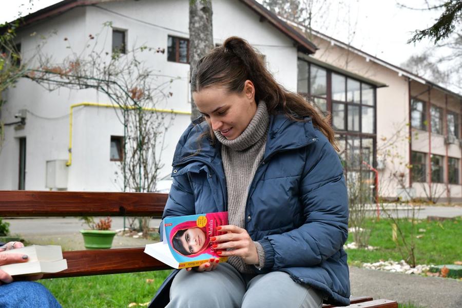 Magdalena Rusu răsfoind cartea aleasă Foto: Cristi Preda Provocare literară GSP pentru canotoarele campioane mondiale și europene Simona Radiș și Magdalena Rusu » Ce cărți au ales