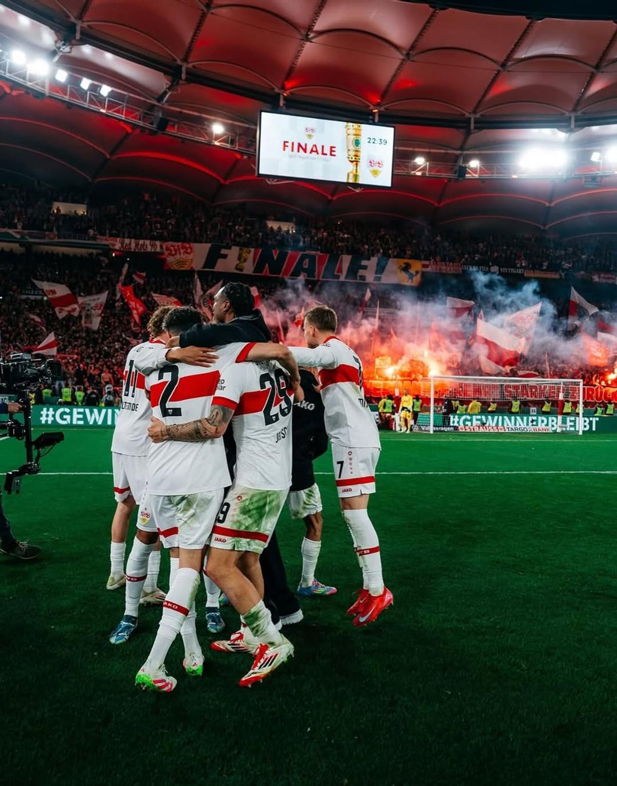 CR7 > Soție » Postarea de An Nou a internaționalului german i-a amuzat teribil pe fani