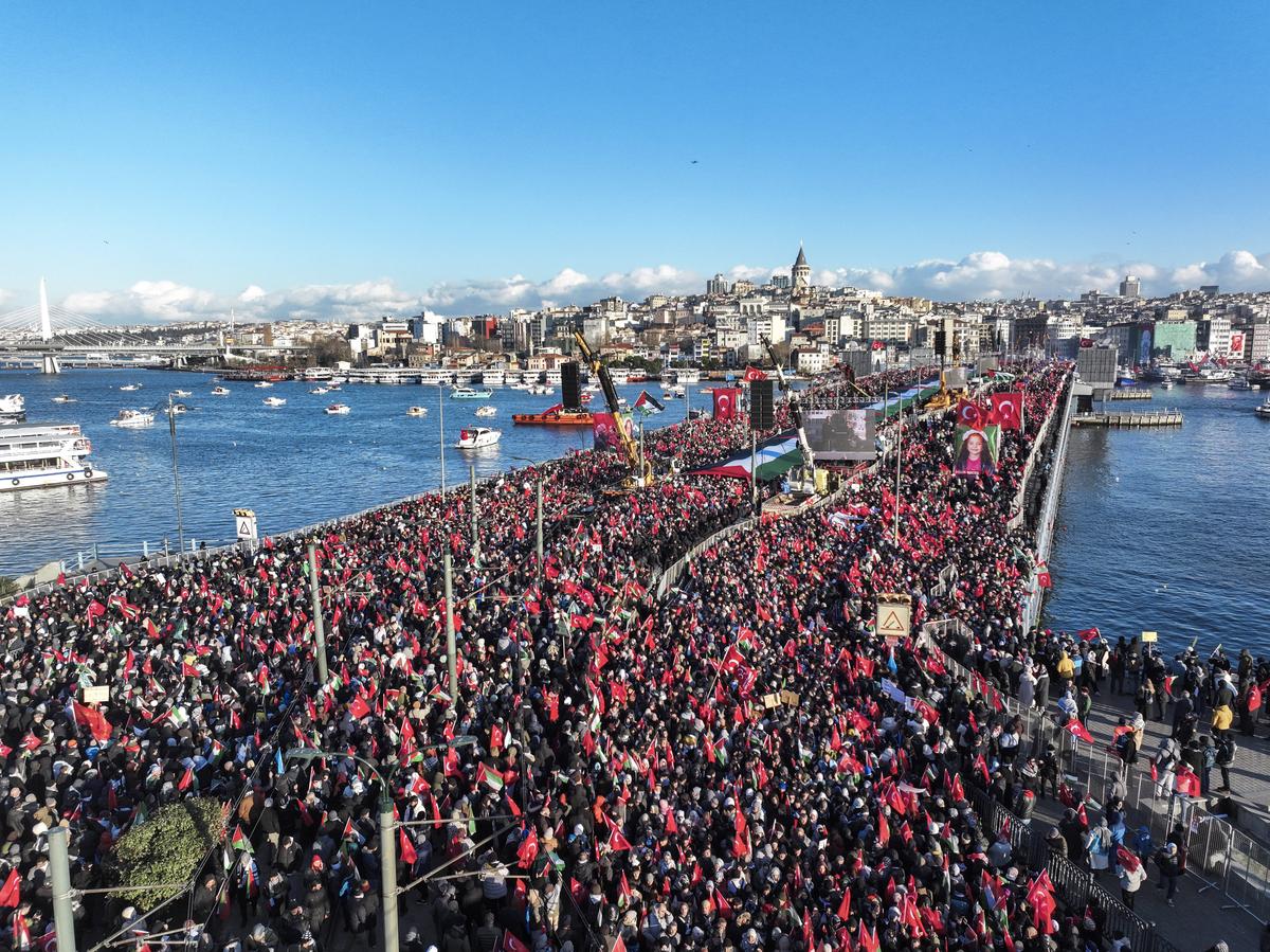 Mesut Ozil, reacție la manifestația-mamut din Istanbul: 500.000 de oameni pe străzi în prima zi a anului