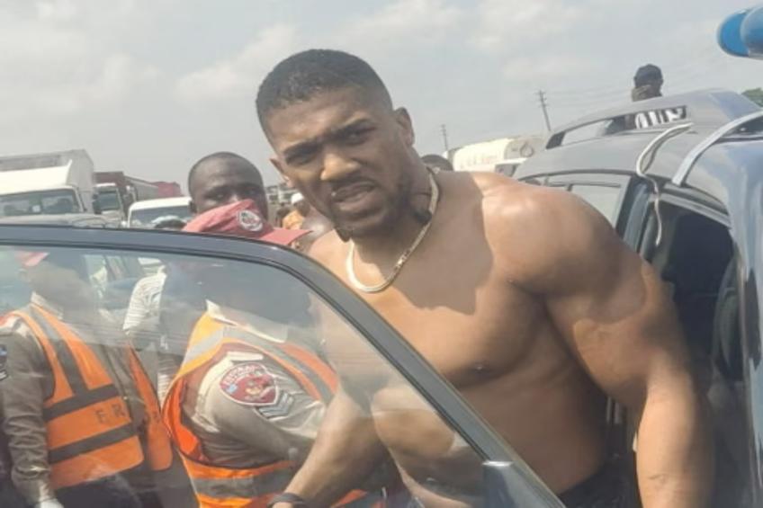 Anthony Joshua, în urma accidentului din Nigeria / foto: Sodiq Ayo/Reuters