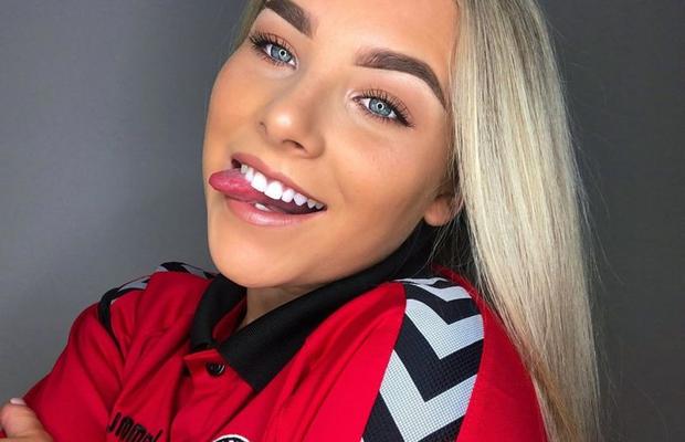 FOTO O jucătoare de fotbal e confundată cu o actriță din filmele pentru adulți: primește zilnic poze indecente