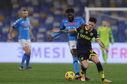 Dennis Man a dat două pase bune din două încercate, una cu călcâiul, și a pierdut unicul duel la Napoli // FOTO: Imago