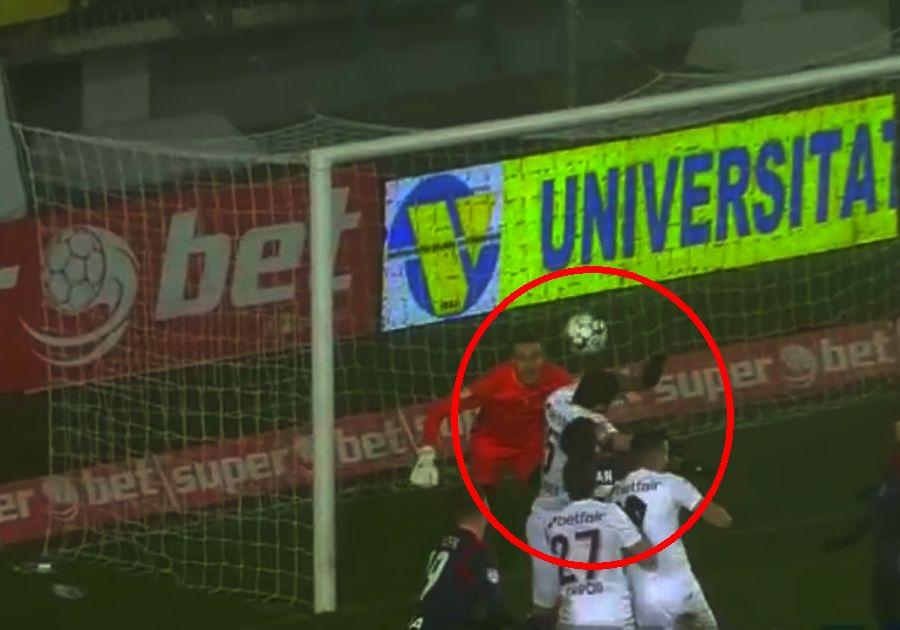 Faza din minutul 57, când Ben Youssef îl lovește pe Pițian / FOTO: Captură @TV Telekom Sport Pițian, reacție furibundă după Chindia - CFR Cluj 0-1: „Mare cot în cap ce mi-am luat!” » Ion Crăciunescu îi dă dreptate