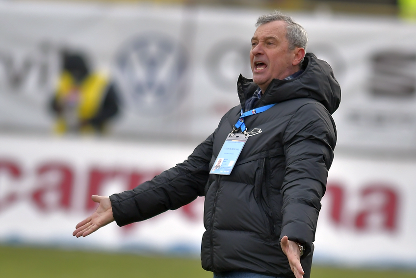 Rednic (59 de ani în aprilie) e cel mai în vârstă antrenor dintre cei care activează acum în Liga 1