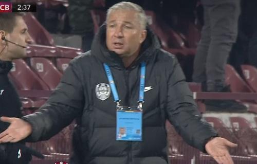 Dan Petrescu s-a certat cu arbitrul meciului CFR Cluj – FC Botoșani după doar 3 minute // FOTO: Captură Telekom Sport