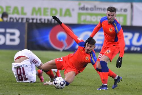 Până și grupările potente financiar au făcut pasul înapoi. Liderul acestui mercato hibernal, CFR Cluj, a cheltuit cu 400.000 euro mai puțin decât FCSB anul trecut, iar Becali și Rotaru au fost mai preocupați să scape de jucătorii intrați în dizgrație.