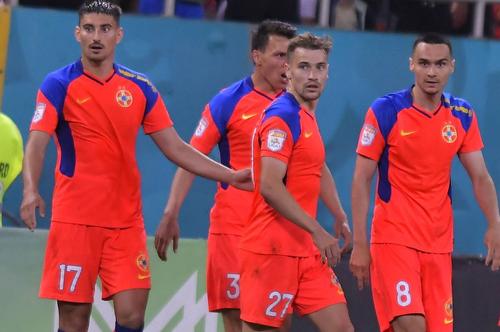 MM a anunțat că Iulian Cristea este pregătit pentru duelul cu CFR și că jucătorul nu se teme de contacte. Managerul de la FCSB a dezvăluit și că fundașul central are o rivalitate la antrenamente cu Darius Olaru, căpitanul echipei/ foto: Imago