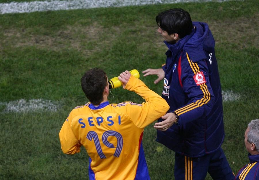 Victor Pițurcă îi dă indicații lui Sepsi înainte de a-i oferi debutul la națională în amicalul cu Rusia (3-0) Radiografie cruntă a unui fost jucător de națională, stranier în patru țări puternice: „Fotbalul românesc e foarte slab! În țară eram bine pregătit, afară nu făceam față la alergări”