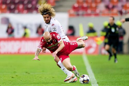 Gabriel Moura, în roșu, s-a accidentat serios cu Dinamo // sursă foto: Raed Krishan, GSP