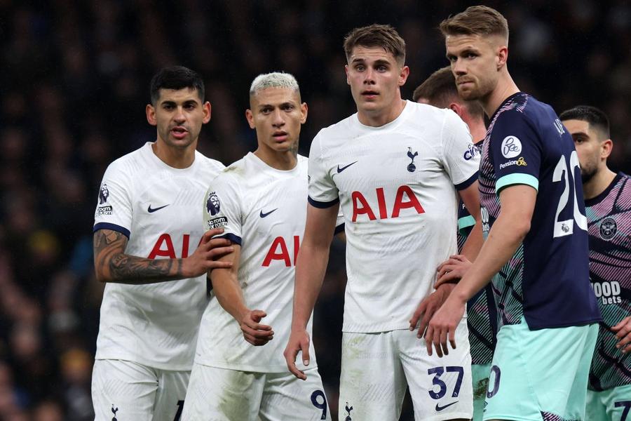 Fundașii centrali titulari de la Tottenham: Cristian Romero (primul din stânga) și Micky van de Ven (al treilea de la stânga la dreapta) // Foto: Imago Perspectivă diferită în cazul lui Radu Drăgușin: „Cel mai bun lucru pentru cariera lui! Să «fure» cât mai mult”