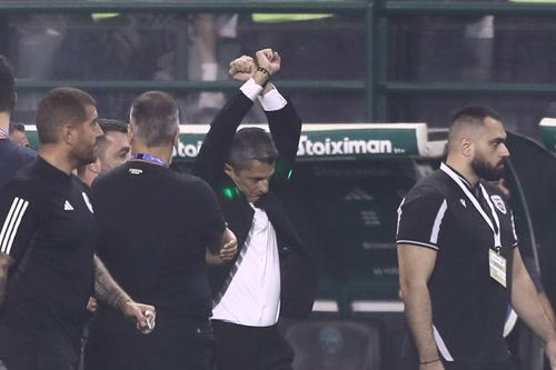 Protestul lui Răzvvan Lucescu pe 1 octombrie 2023, în stilul Mourinho, după Panathinaikos - PAOK 2-2 Foto: Imago