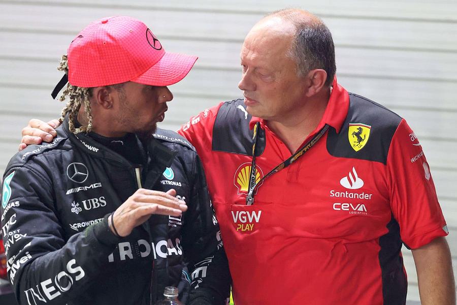 Fred Vasseur, directorul Scuderia Ferrari, alături de Lewis Hamilton // foto: Imago Images Valoarea Ferrari a EXPLODAT după transferul lui Lewis Hamilton » Acțiunile au atins astăzi un maxim istoric