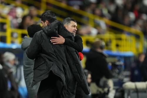 Alvaro Morata, aici într-o îmbrățișare rece cu antrenorul Sergio Conceicao, pleacă de la Milan după doar șase luni și jumătate / Foto: Imago