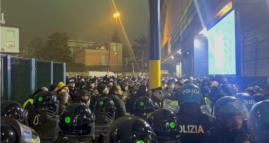 Revolta tifosilor Parmei, adunați furioși în fața vestiarelor de pe Ennio Tardini Valentin Mihăilă a fost cel mai bun în dezastrul cu Lecce » Reacția fanilor și ce a decis Parma cu Fabio Pecchia!