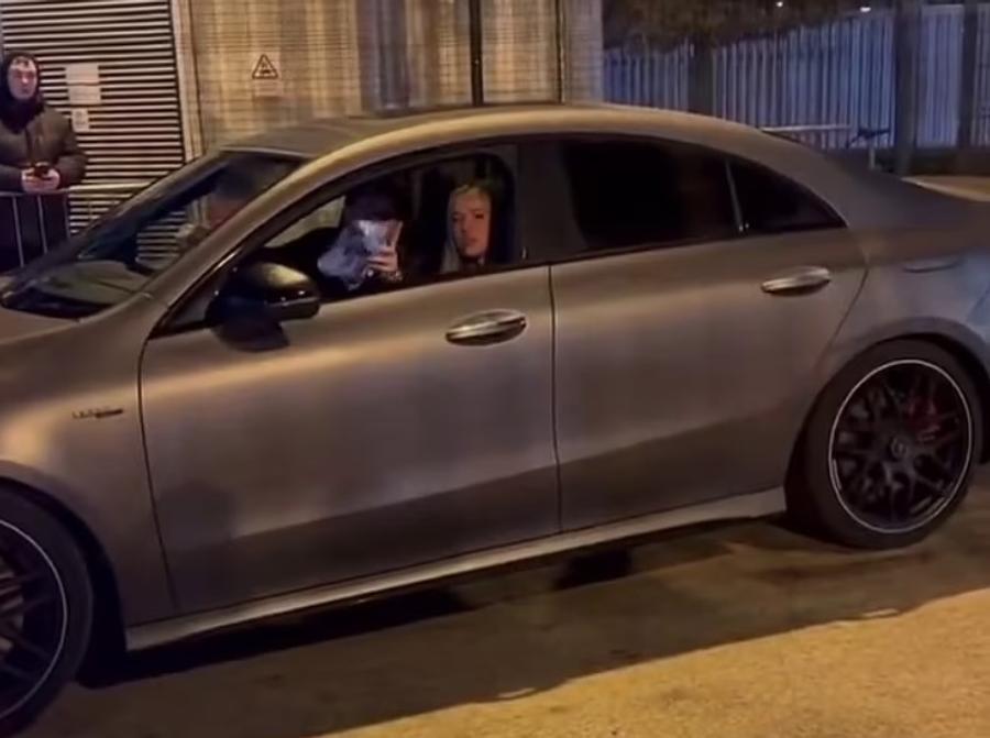 Momentul în care James McAtee arată cu degetul deranjat în direcția fanului care visa la autograf Campionul a ruinat aniversarea unui fan » „Și-a cheltuit toți banii primiți cadou și l-a așteptat în frig degeaba!”