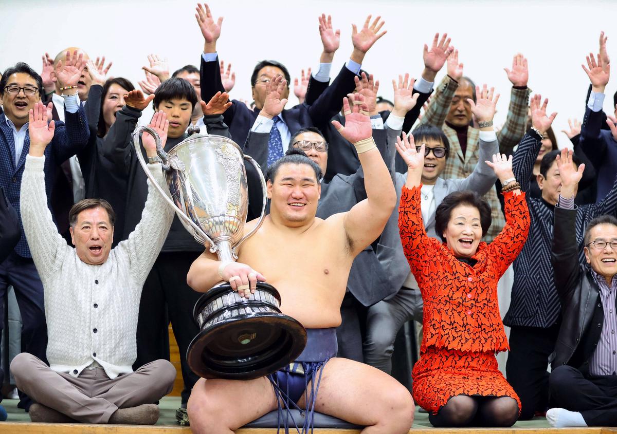 Un mongol a devenit yokozuna într-o ceremonie „mistică”: doar 73 de oameni mai reușiseră asta în istorie » Imagini rare de la Tokyo