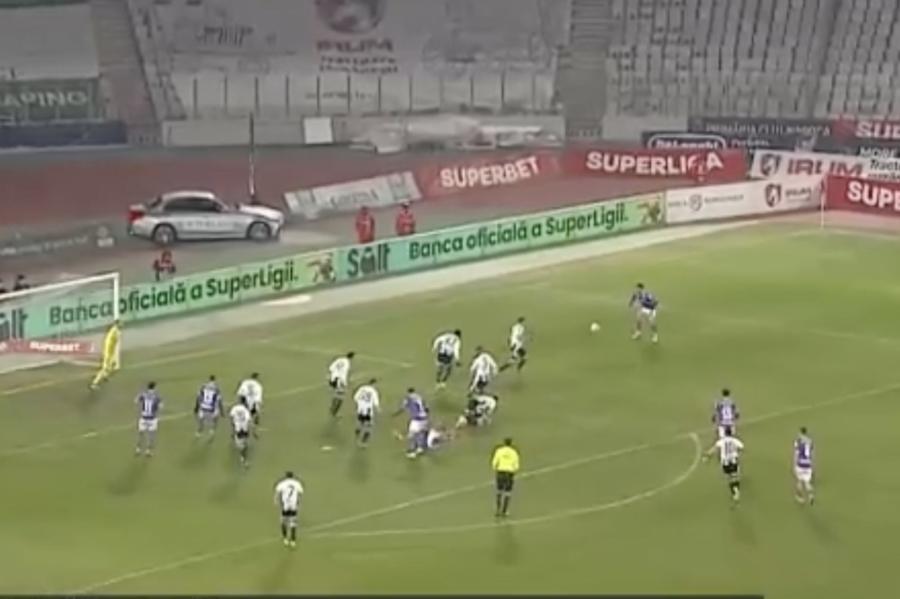 Decizie controversată la U Cluj - Rapid/ Foto: Captură Prima Sport Șumudică, „turbat” pe gazon » Ținut cu greu de staff-ul Rapidului