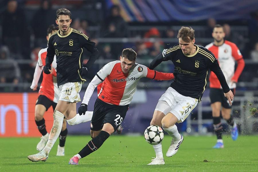 Santiago Gimenez, aici în meciul cu Sparta Praga, are 5 goluri în 5 meciuri din grupa de Liga Campionilor și 16 reușite în 19 partide stagionale la Feyenoord / Foto: Imago Radu Drăgușin, în pericol! » Decizia imediată luată de Tottenham după accidentarea fundașului român