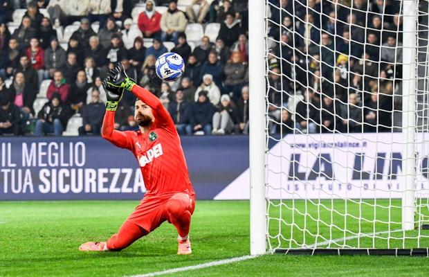 Băiatul unui fost campion mondial, în locul lui Horațiu Moldovan? » Portarul are concurență mare la Sassuolo!