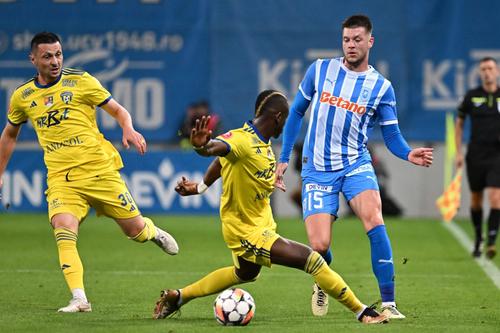 Sekou Camara, în mijloc, cu spatele // Foto: Imago / sport pictures