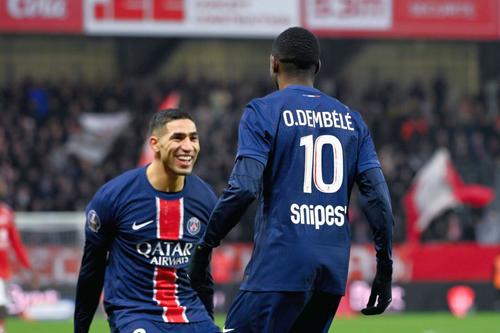 Ousmane Dembele celebrează cu Hakimi unul dintre golurile sale // Foto: Imago