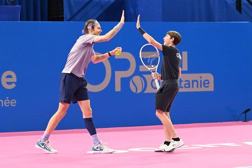 Aleksandr Bublik bătând palma cu copilul de mingi la Montpellier Foto: Imago