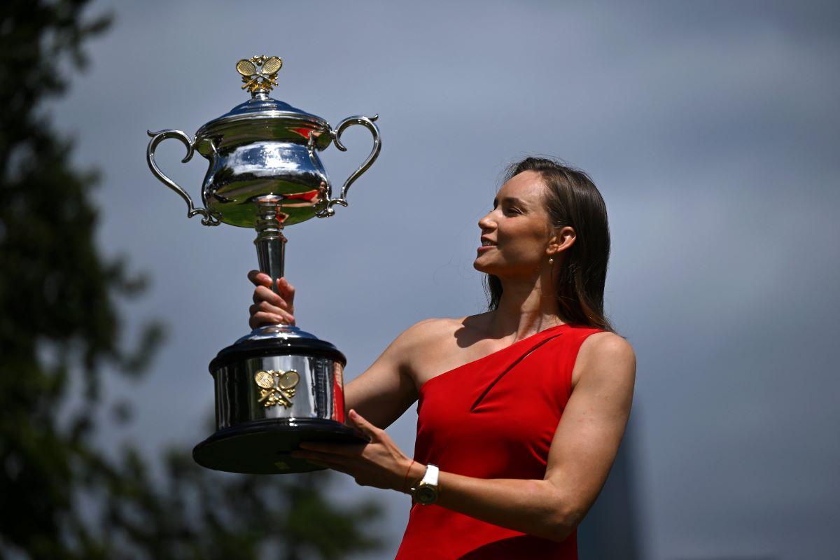Elena Rybakina, ședință foto cu trofeul de la Australian Open