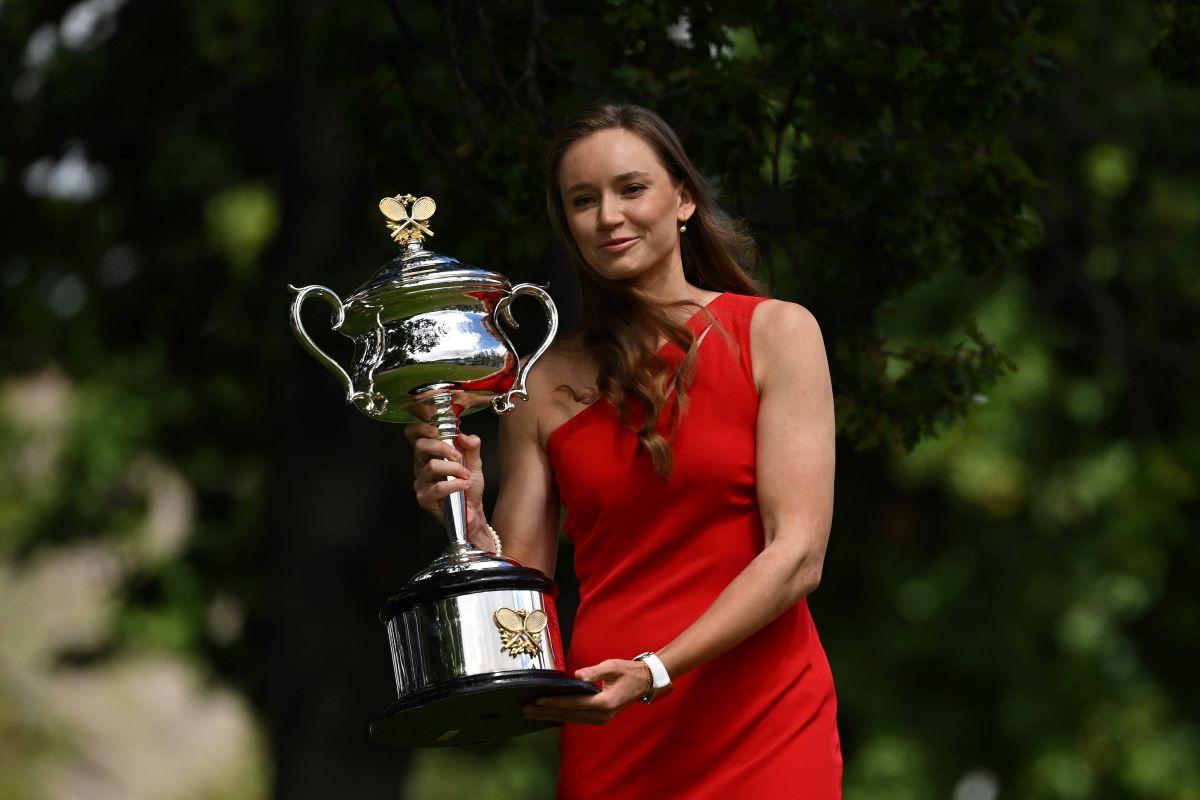 Elena Rybakina, ședință foto cu trofeul de la Australian Open
