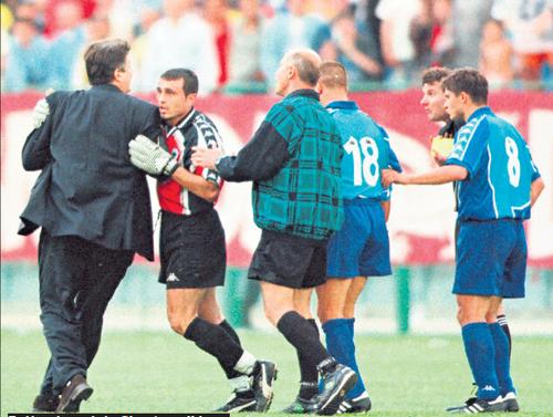 Faza celebră din luna mai 1999, când Gino Iorgulescu l-a fugărit pe teren pe arbitrul Constantin Zotta, autorul unei prestații jenante la un FC Național - Rapid 1-3. Foto: arhiva GSP