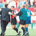 Faza celebră din luna mai 1999, când Gino Iorgulescu l-a fugărit pe teren pe arbitrul Constantin Zotta, autorul unei prestații jenante la un FC Național - Rapid 1-3. Foto: arhiva GSP