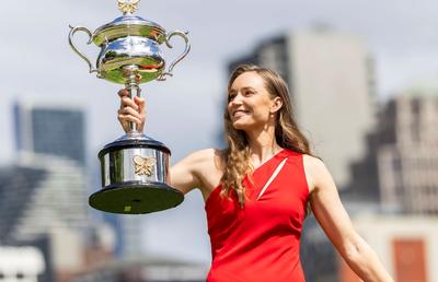 Elena Rybakina, „Lady in Red” la Antipozi » Ședință foto cu trofeul de la Australian Open
