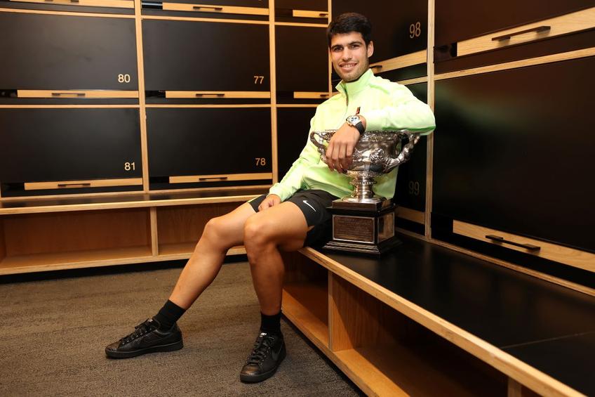 Carlos Alcaraz cu trofeul de la Australian Open în vestiarul arenei „Rod Laver” Foto: Guliver/GettyImages